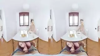 مص افتراضي غامر: مراهقة مثيرة تمص قضيب في فيلم إبافي