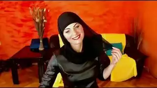 عاهرة مسلمة تخلع حجابها لجلسة بورنو صريحة