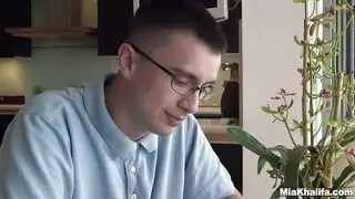 شاب مثير يمارس الجنس بقوة مع العاهرة العربية ميا خليفة في فيلم إباحي صريح