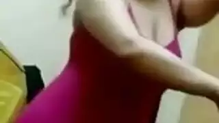 عرض رقص إكس إكس إكس: استربتيزر ذات أثداء حقيقية تصل للرعشة