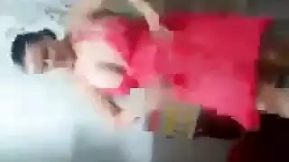 راقصة ساخنة تتراجع إلى ركبتيها للقيام بجنس فموي