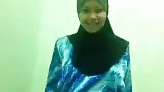 شرموطة حجوبي جزائري بالخمار تتعرى و توري جسمها و زوايزها و حتى سوتها الشابة