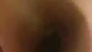 فتاة إبوني تأخذ قضيباً صلباً متعرقاً بعمق في فمها حتى الاكتمال