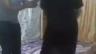 إباحية صريحة من العراق: فتاة ويب كام تأخذ قضيبًا كبيرًا على الكاميرا