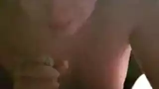 شقراء مليئة بالمنحنيات تحصل على قضيب قوي يمدد خلفها الممتلئ