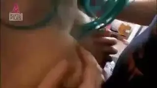 مشهد سكس صعب في السيارة: مص وعمل قدم مع إيفا