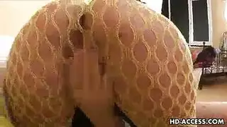 عاهرات في زي عسكري تأخذ زب في أوجي ثكنات