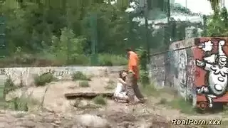 مراهقون يمارسون الجنس في حديقة الحيوانات مشهد بورن صعب في الأماكن العامة