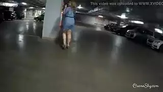 خيال التعري العلني: شرموطة تقدم طيزها البيضاء ليراها الجميع