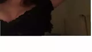مراهقه بترقص وتلعب في جسمها وهي ملط