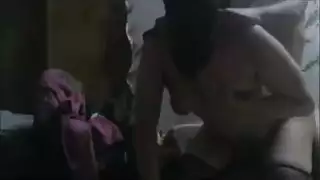 الجار يملأ مؤخرة الفتاة المحجوبة الضيقة بالسائل المنوي الساخن