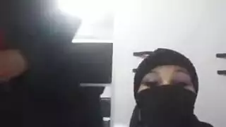 فيلم سكس تركي طويل: نساء محجبات يستكشفن رغبات مثلية