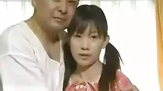 مشهد ياباني صريح: رجل كبير وشابة صغيرة