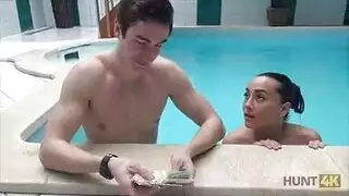 متعة حفلة المسبح: مهارات المص العميق على العرض