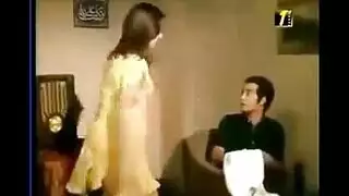 شمس البارودي ترقص بقميص النوم وقبلات ساخنه