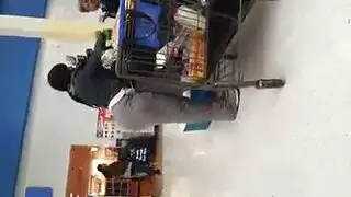 شقراء من المملكة المتحدة تبلع بعمق وتمارس الجنس