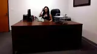 قضيب أسود كبير يوسع فتحات شقراء الضيقة