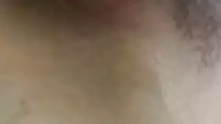 كس نيكيتا الداكن يحصل على يد خشنة