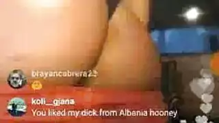 أبيلا دينجر تأخذ قضيبًا في جلستها العارية على السرير