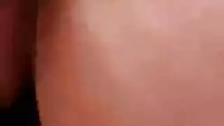إنجي تئن بصوت عالٍ ، بينما صديقها يمارس الجنس معها في وضع هزلي ، مثل الجنون