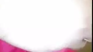 تشبك بقضيبه النابض لتهدئة أنينه اليائس