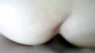 ثلاثي إباحي: رجل يمارس الجنس بقوة في كلا الفتحتين