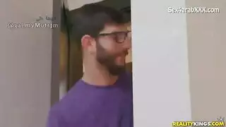 آلة نيك افتراضية: تجربة بورن متعددة اللغات