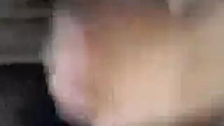 عمود سميك شاب يمارس العادة السرية حتى يفرغ تماماً