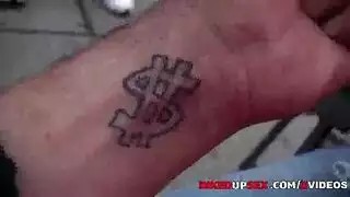 أم ضخمة الصدر تحصل على وشم ثم تأخذ عدة أعضاء ذكرية