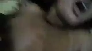 أوضة زملاء: سمراء ذات أظافر طويلة تمص ثلاثة قضبان تباعًا