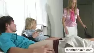 شباب يتبادلون ويمارسون الجنس في أوضاع جنسية مثلية صريحة