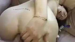 تمديد مؤخرتي بواسطة قضيب صلب ضخم
