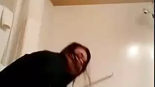 إغراء حارق: فتاة تتباهى بكسها وطيزها المثاليين في بورن هاردكور