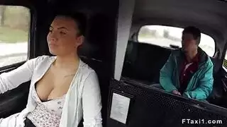 امرأة سمراء تعمل على سيارة أجرة و هو ممارسة الجنس مع الأولاد الذين يركبون سيارة أجرة أنفسهم