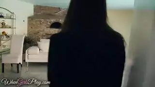 أفعال فم لفم تتحول لجنون في هذا التدليك الفموي المزدوج للسمراوات