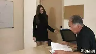 عاهرة جائعة للقضيب تأخذ قذفًا على الوجه يمتد للحلق