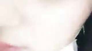 فتاة حارقة ترتدي زي اللاتكس ترقص وتمص عدة قضبان من أجل المال
