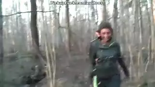 جماع غابة صريح مع سمراء ذات حلمات كبيرة