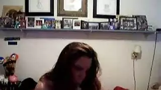 فتاة ممتلئة تئن بينما يتم نك مؤخرتها الضيقة بواسطة آلة