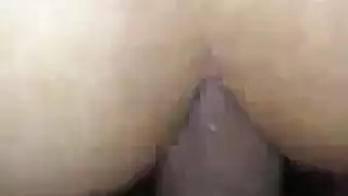 فتاة شعرها بني تأخذ قضيبًا صلبًا في فتحاتها