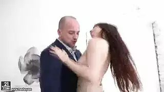 الزوجة تقول اضخ الحديد، فيضخ فرج الجارة الضيق