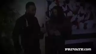 تعمل بالإصبع على كسها الأملس بعد نزع ملابس البيكيني في لعبة شهوانية