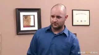 زوجة متلهفة تصرخ خلال اختراق عميق وقذف