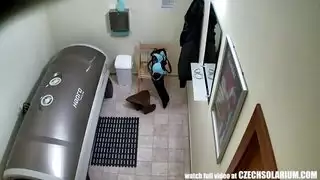 أثداء طبيعية ضخمة ومؤخرة على مراهقة في جنس عنيف