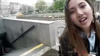يفرك كسها بعنف ويزيد شهوتها