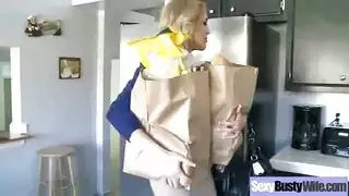 أم مثيرة تستخدم مفاتنها لتفريغ قضيب شاب خجول كبير