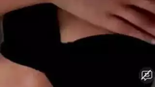 هي تلمس كسيها الضيق في السرير، وهو يستمني وهو يشاهدها من عبر الغرفة