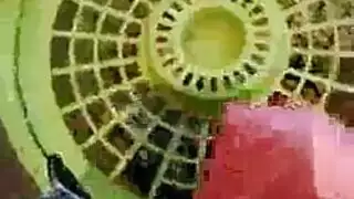 شرج ساخن مع ملابس وردية وإكسسوارات حمراء