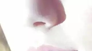 لعق مؤخرة بالتناوب: ثنائي سحاقي ينهش رفيق الغرفة المستسلم