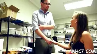 مكافأة ورشة العمل: سمراء أنيقة تتعرض لجماع شرجي ووجهي لمؤخرتها الضخمة